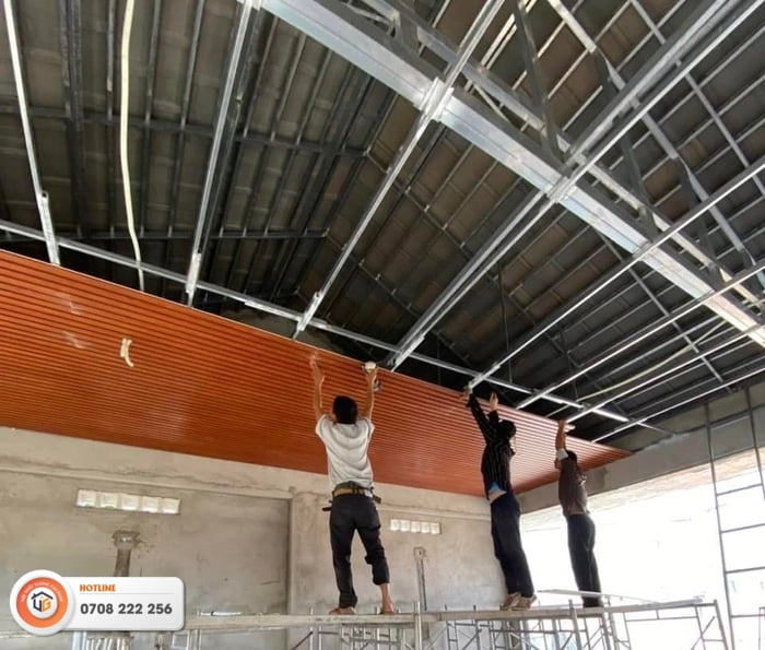 Báo giá thi công lam nhựa giả gỗ tại Long An mới nhất 2023 11 Thi công lam nhựa giả gỗ ốp trần